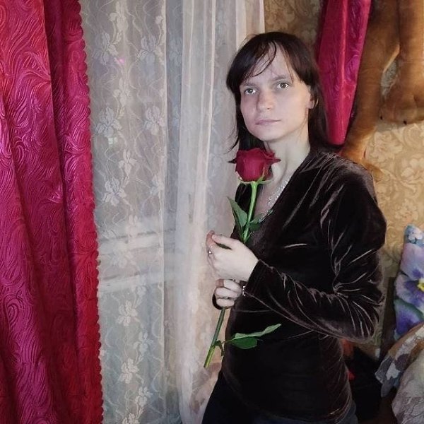 Только нашим женщинам дарят цветы настолько редко, что они фотографируются с ними, как с ... - 4
