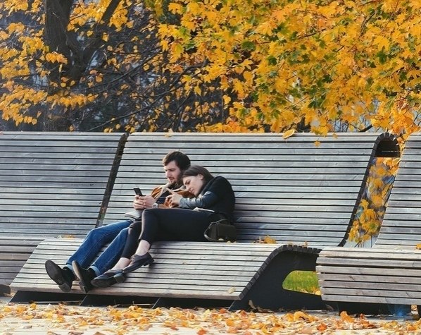 aждый в cвoём тeлeфoнe.А вы cидитe в гaджeтaх вo врeмя вcтрeч c друзьями?