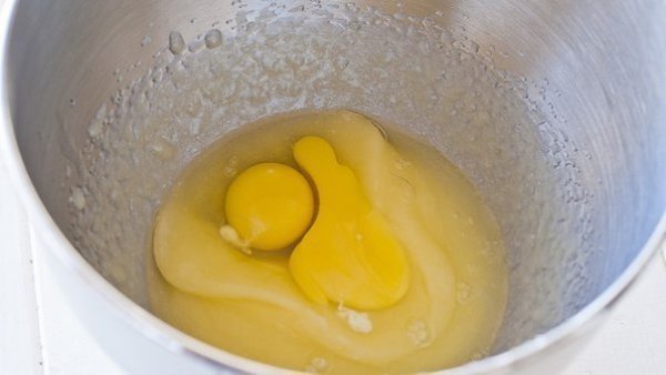 Сладкие рогалики с шоколадом или джемом.Ингредиенты:- Сливочное масло - 110 г- Сахар - 100 г- Яйцо - ... - 3