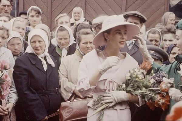 Встреча двух разных миров: показ Dior в Москве, 1959 год. Москва: Инструкция по применению!