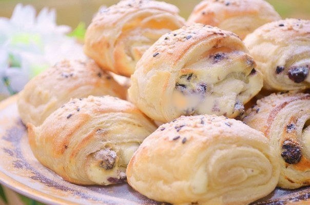 СЛОЕНКИ С ТВОРОЖНОЙ НАЧИНКОЙ И ИЗЮМОМ.Ингредиенты:- Тесто слоеное бездрожжевое 400 гр- творог 400 ...