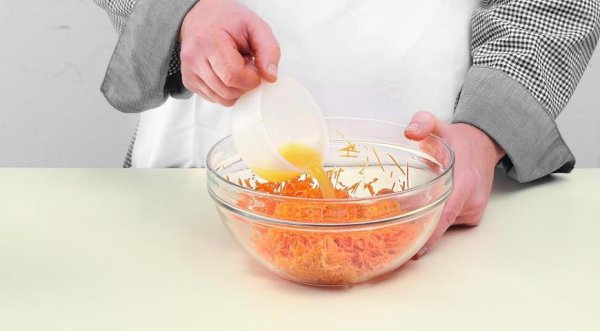 Морковный пирог.Ингредиенты:Крупные морковки — 2 шт.Консервированные ананасы — 1 банка (400 г)Изюм — ... - 3
