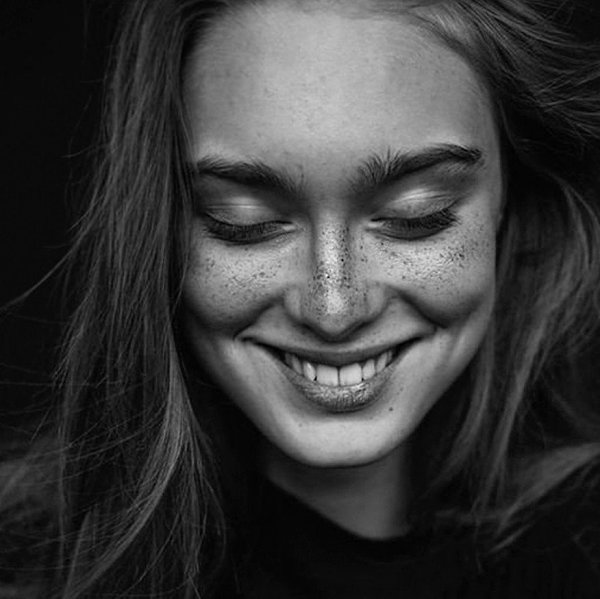 Одинокие вечера бывают разными. Иногда ты думаешь, что ты никому не нужен. А иногда никто не нужен ...