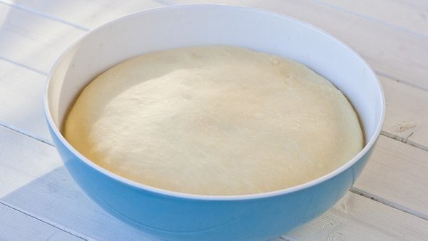 Сладкие рогалики с шоколадом или джемом.Ингредиенты:- Сливочное масло - 110 г- Сахар - 100 г- Яйцо - ... - 5
