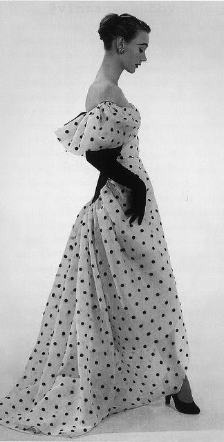 Balenciaga, 1952 .