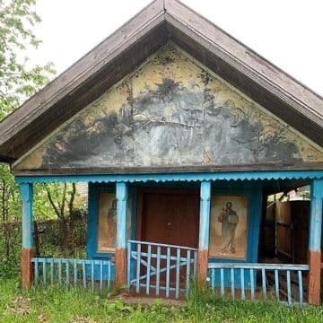 Школьница из Петербурга Елизавета Анисимова оформила фасад часовни в Лужском районе. Круто