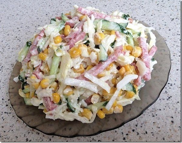 Вкусный салат с капустой, огурцами и копченной колбасой.Тонко нашинковать капусту, Нарезать соломкой ...