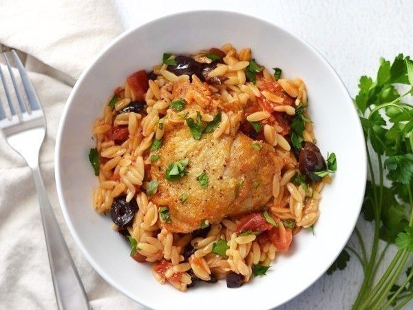 Окорочка запеченные в духовке с рисом.4 куриных бедрышка с косточками и кожей;соль и перец (черный ...