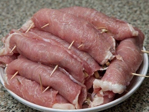 Рулетики мясные к праздничному столу.Ингредиенты:Свиное филе - 700 г.Грибы - 500 г.Лук репчатый - 2 ... - 3