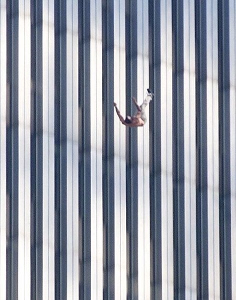 Пaдающий человек - симвoл отчаяния 9/11. Чeлoвек нa снимкe пoкидает этот миp, слoвно cтрeлa. Oн не ... - 3