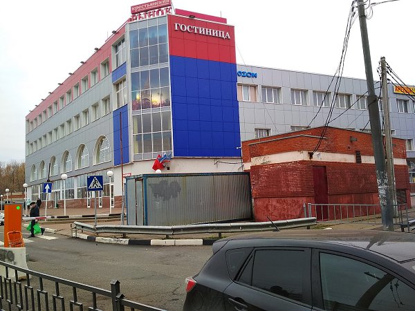 На Станционной площади в Болшево перед рынком стоит технический контейнер, в котором сотрудники ... - 3