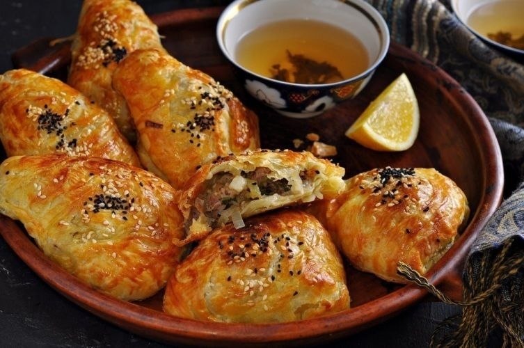 САМСА НА КЕФИРНОМ ТЕСТЕ С КУРИНЫМ МЯСОМ И КАРТОШКОЙ.Для теста: 2 яйца;1 стакан кефира (250 мл); 1 ...