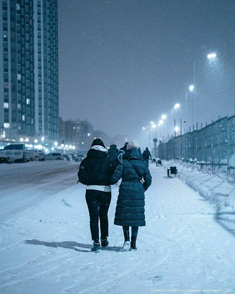 Градусы красноярск. Парень и девушка в снегу вечером рядом семёрка. Фото с девушкой в Красноярске ночью зимой. Красноярская зима песня.