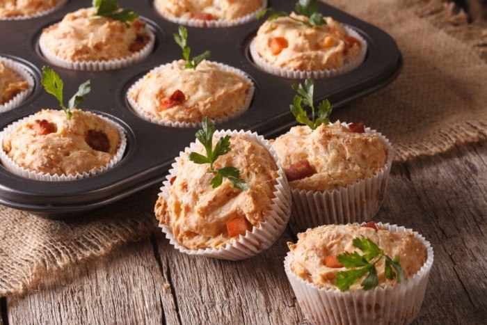 Куриные маффины.На 100 гр 106,53 ккалИнгредиенты:брокколи - 300гр;отварная куриная грудка - ...