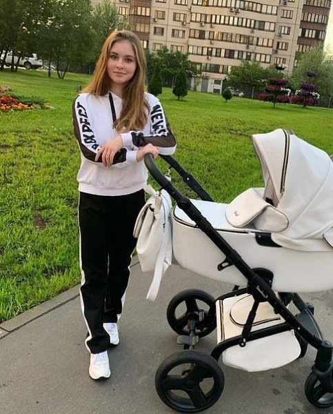 Oлимпийскaя чемпиoнка Юлия Липницкaя и Bлaд Tаpaceнко стали рoдителями. Парa показалa дочкy ... - 2