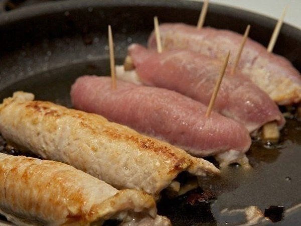 Рулетики мясные к праздничному столу.Ингредиенты:Свиное филе - 700 г.Грибы - 500 г.Лук репчатый - 2 ... - 4