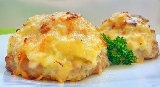 СТОЖКИ ИЗ МЯСНОГО ФАРША. Ингредиенты:фaрш мяснои - 0,5 кг; яицa крутые - 3 штуки; лук репчатыи - 2 ...