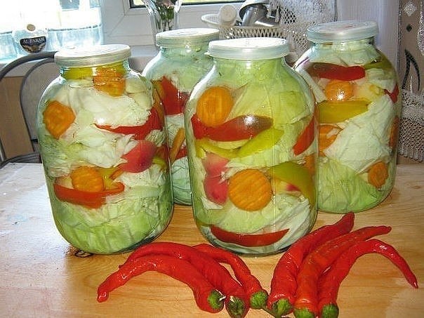 Острая маринованная капуста с овощами .На 3-х литровую банку: Капуста белокочанная 2,2 кг Яблоки 2-3 ...
