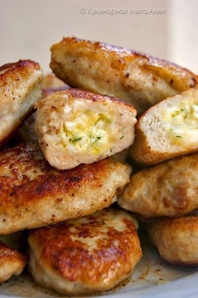 Котлеты с очень вкусной начинкой. Ингредиенты: Для фарша: - 500 куриного фарша - 1 луковица - 1-2 ...
