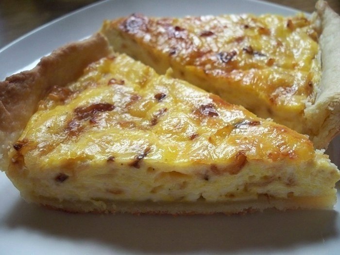 Быстро и вкусно - сырный пирог! Ингредиенты: -нежирные сливки (140 мл.) -ветчина (100 гр.) -сыр (100 ...