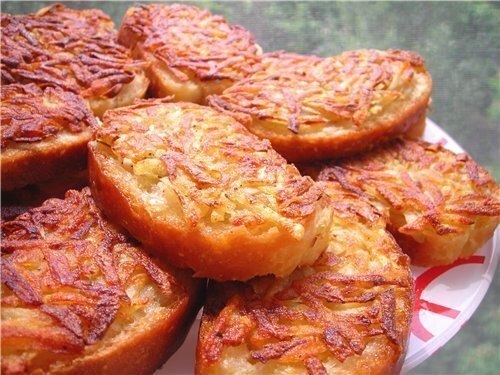 7 рецептов ГОРЯЧИХ БУТЕРБРОДОВ! 1. Горячие бутерброды с картошкой Ингредиенты: - 3-4 картофелины - ...