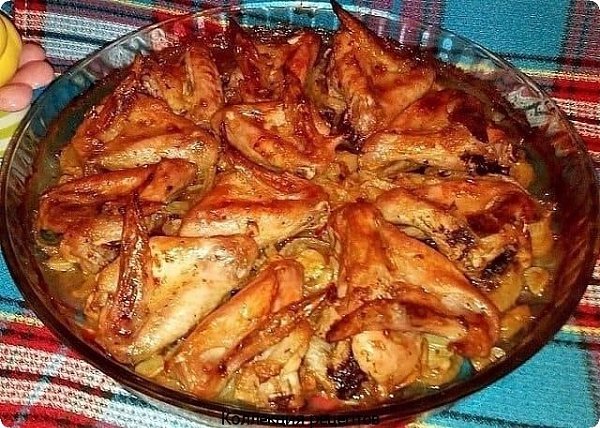 Крылышки в минералке на луковой подушке.Бесподобная идея к ужину !.1 кг крылышек + соль + перец по ...