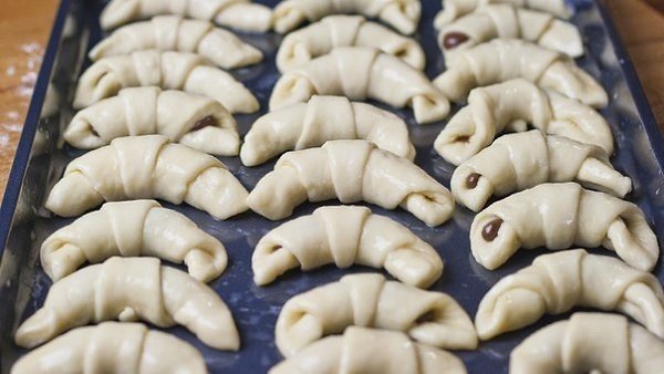 Сладкие рогалики с шоколадом или джемом.Ингредиенты:- Сливочное масло - 110 г- Сахар - 100 г- Яйцо - ... - 9