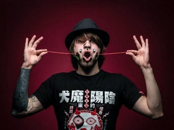 Немец Джоэль Мигглер сделал себе 11 туннелей на лице, видимо для красоты. - 6