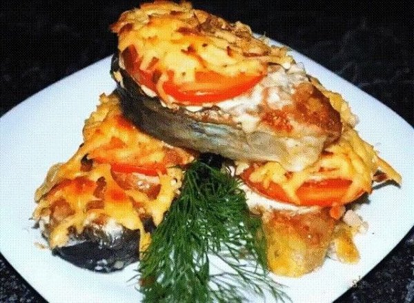 Рыба, запечённая с помидорами и сыром.Ингредиенты:филе не жирной рыбы (у меня минтай) 600-700 ...