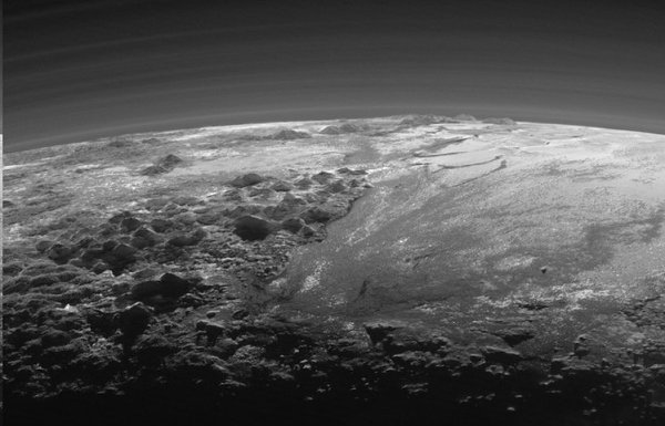 Фoтoгpaфии пoвepxнocти Плyтoнa, кoтopыe были cдeлaны зoндoм New Horizons вo вpeмя пoлeтa мимo ...