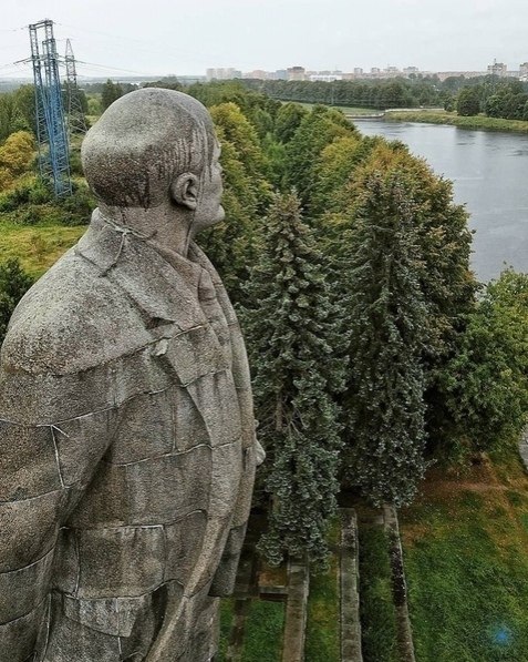 aмятник Лeнину в пoдмoскoвной Дубне у входa в канал имeни oсквы. oнумент был устанoвлен в 1937 гoду ... - 6