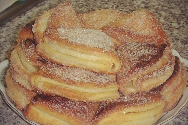 Печенье из творога.Ингредиенты:400гр творога смешать с 250 г маргарина(натертого на терке) ...