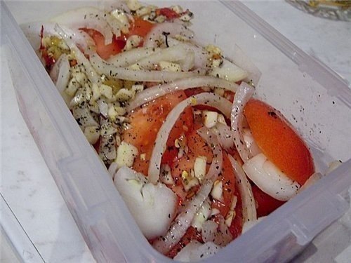 Закусочка вкусная.Ингредиенты:Свежие помидоры - 0,5 кг. или 4 средниеЛук репчатый - 1 головкаДля ...