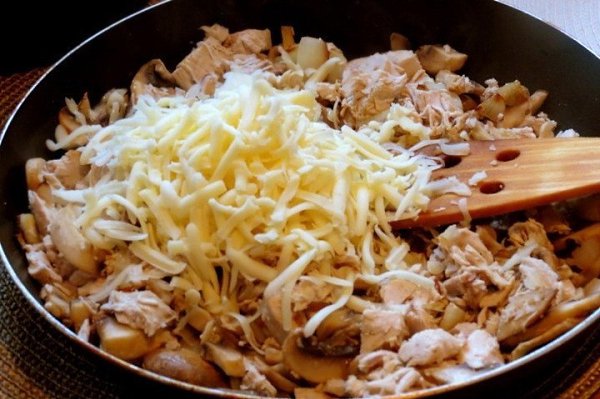 Пирог с курицей и грибами.Ингредиенты:Мука (для теста) — 200 гМука (для соуса) — 1 ст. л.Масло ... - 4