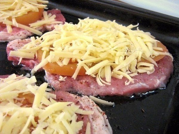 Мясо по-купечески (с грибами).Ингредиенты:- свинина (карбонат) - 4 кусочка- грибы замороженные ... - 5