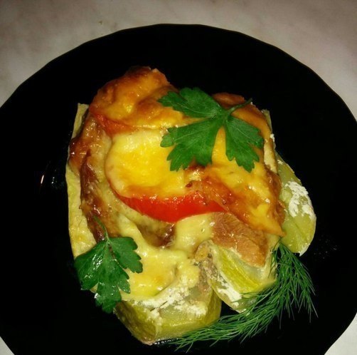 ОВОЩНАЯ ЗАПЕКАНКА .ИНГРЕДИЕНТЫ: кабачки мясо перец сыр помидорыПРИГОТОВЛЕНИЕ:Кабачки нарезать вдоль, ...