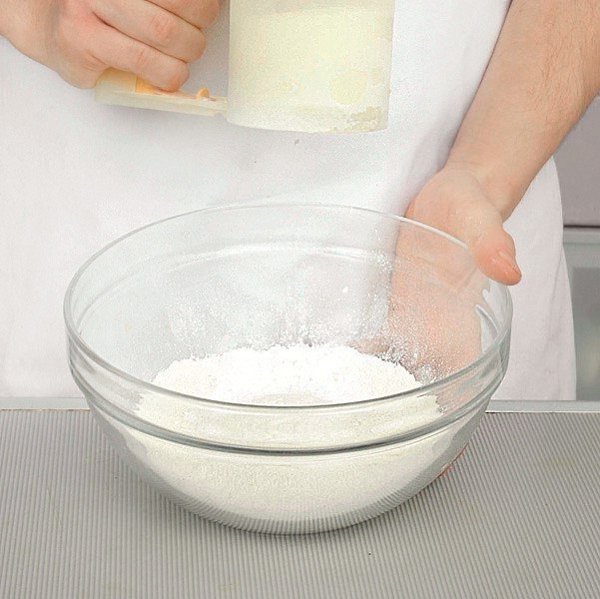 Пряный морковный кекс.Ингредиенты:Мука — 250 гМука — для посыпки формыКоричневый сахар демерара — ... - 3