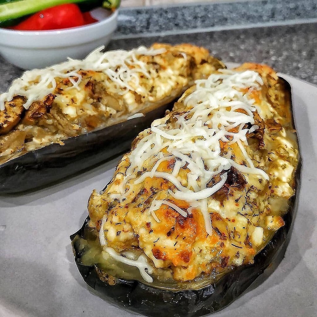 Я не знаю кто придумал это блюдо, но это безууумно вкусно! Рецепт Баклажан 1шт Творог 100гр Сыр 50гр ...