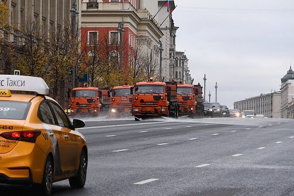 В Москве все дороги и тротуары подготовили к зиме. Их помыли со специальным шампунем. Средство ... - 5