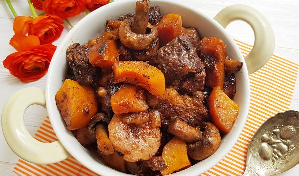 МЯСО ТУШЕНОЕ: ТОП-6 РЕЦЕПТОВ.1) Тушеное мясо с картофелем и зеленьюИНГРЕДИЕНТЫ: 300-400 г нежирной ... - 4