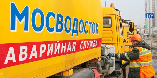 Мосводосток в усиленном режиме устраняет последствия резкого потепления. Ежедневно на улицах дежурит ...