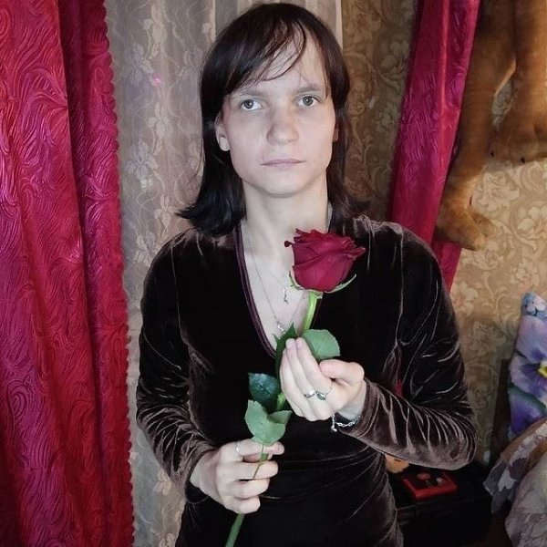Только нашим женщинам дарят цветы настолько редко, что они фотографируются с ними, как с ... - 2