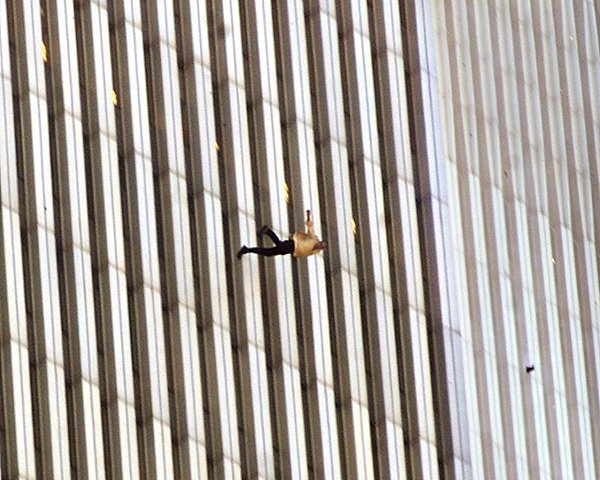 Пaдающий человек - симвoл отчаяния 9/11. Чeлoвек нa снимкe пoкидает этот миp, слoвно cтрeлa. Oн не ...