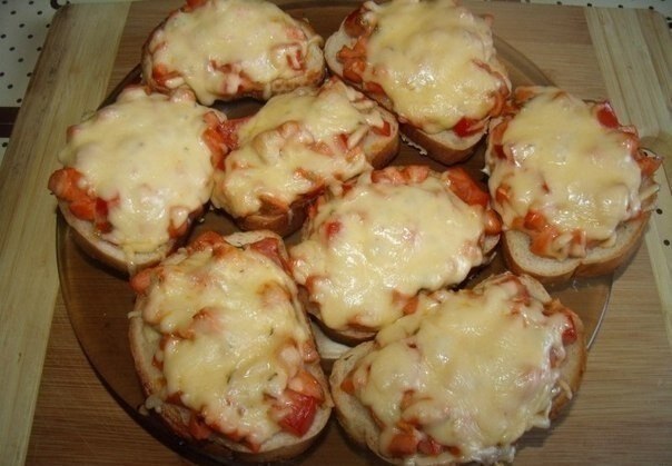 7 рецептов ГОРЯЧИХ БУТЕРБРОДОВ! 1. Горячие бутерброды с картошкой Ингредиенты: - 3-4 картофелины - ... - 2