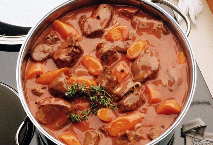 Тушеное мясо с картофелем и зеленью.ИНГРЕДИЕНТЫ: 300-400 г нежирной свинины 6-7 штук средних ...