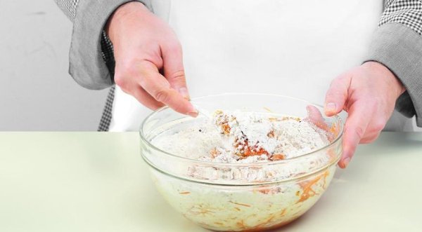 Морковный пирог.Ингредиенты:Крупные морковки — 2 шт.Консервированные ананасы — 1 банка (400 г)Изюм — ... - 5