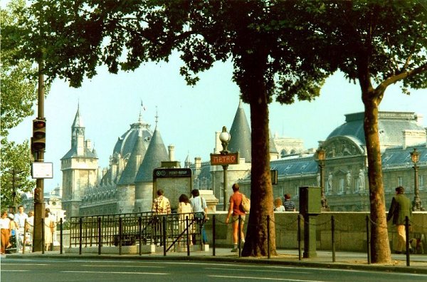 Каким был Париж 40 лет назад? Этими снимками со своего старенького