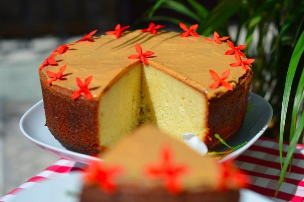 Торт «Tres leches».Ингредиенты:Мука — 400 гСахар — 450 гМолоко — 1 чашкаЯйцо — 5 шт.Масло сливочное ... - 10