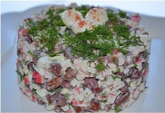 Салата с красной фасолью, сыром и крабовыми палочками.Ингредиенты:- 250 гр красной фасоли- 200 гр ...