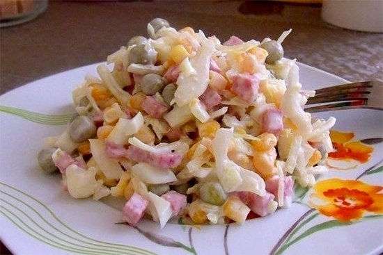 Капустный салат с кукурузой и колбасой. Ингредиенты: капуста 300 г ...